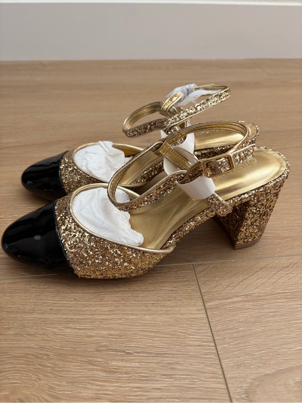 NIB On 34th Gold Glitter Block Heel Mary Jane with Black Patent Toe Dotti Sz 6.5 - Picture 5 of 7
